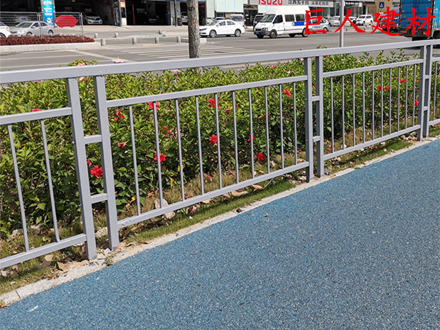 【鋅鋼道路護(hù)欄】、人行道護(hù)欄、甲型護(hù)欄廠(chǎng)家找巨人建材